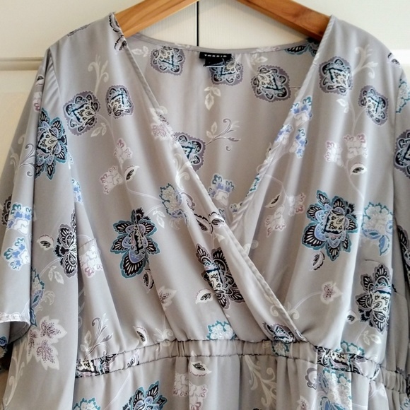 Torrid Gray Floral Tunic Flowy Bell Sleeves 2X - Picture 2 of 8